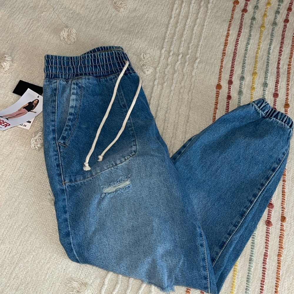 Distressed jogger jeans